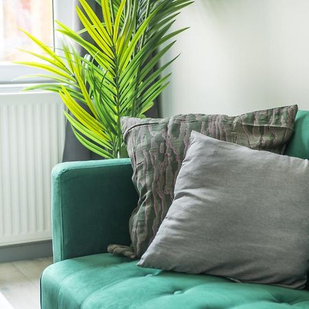 Stanion Luxurious 3 Bedroom Modern House Northamptonshire, Double, Twins, Single, Free Parking, Free Wi-Fi, Pets, Up To 8 Sleeps, 4 Smart Tvs Corby Eksteriør bilde