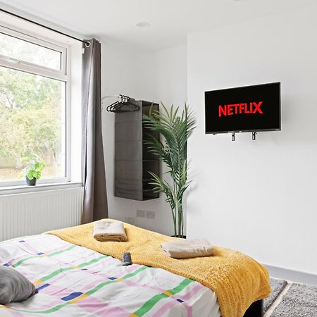 Stanion Luxurious 3 Bedroom Modern House Northamptonshire, Double, Twins, Single, Free Parking, Free Wi-Fi, Pets, Up To 8 Sleeps, 4 Smart Tvs Corby Eksteriør bilde