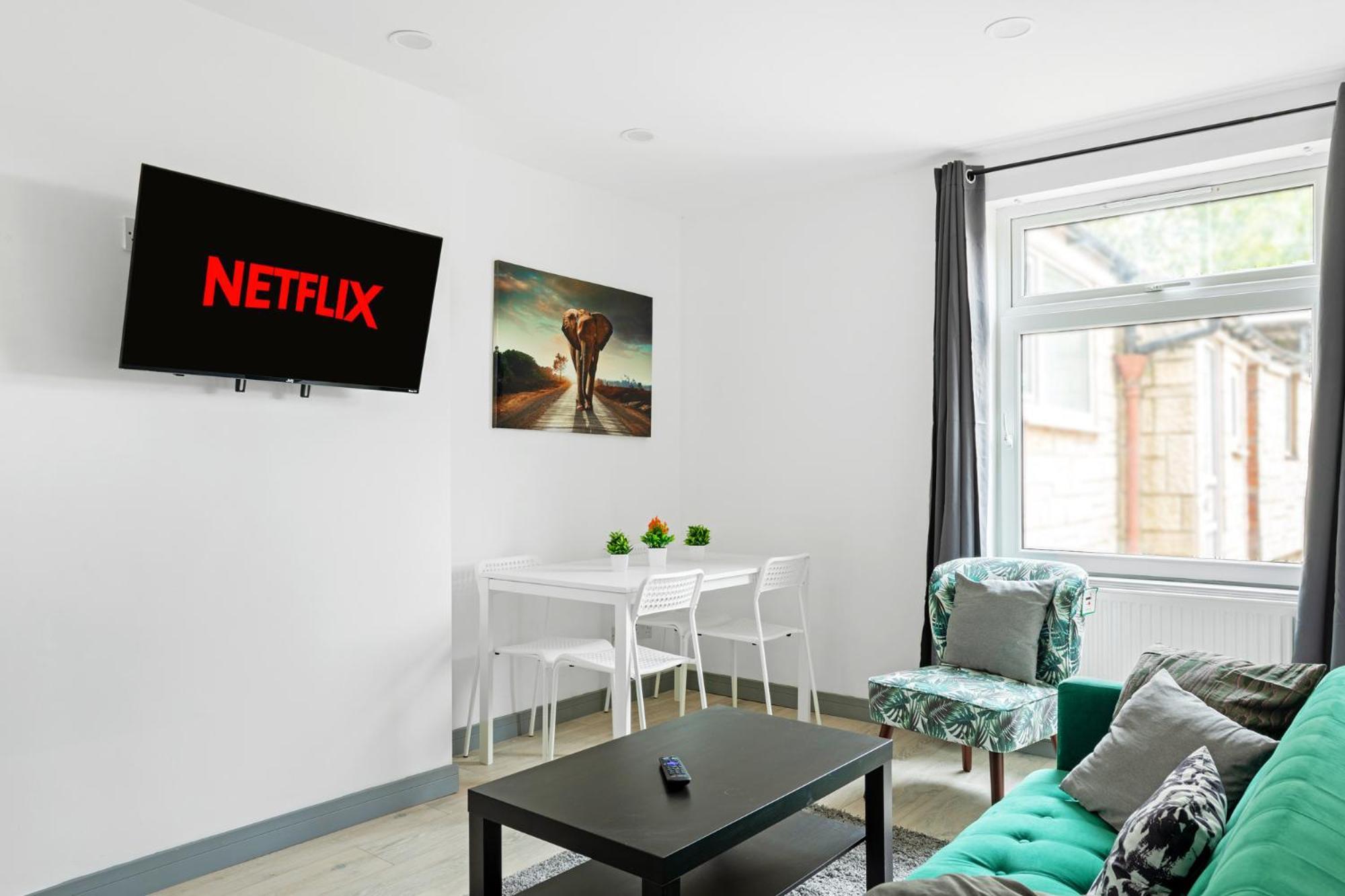 Stanion Luxurious 3 Bedroom Modern House Northamptonshire, Double, Twins, Single, Free Parking, Free Wi-Fi, Pets, Up To 8 Sleeps, 4 Smart Tvs Corby Eksteriør bilde