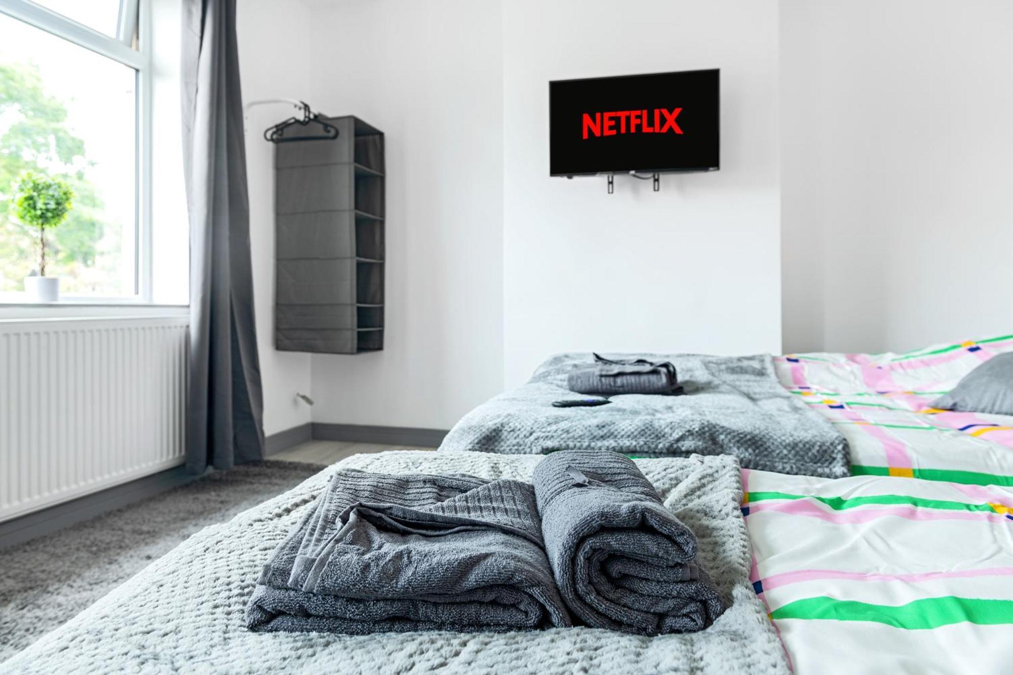 Stanion Luxurious 3 Bedroom Modern House Northamptonshire, Double, Twins, Single, Free Parking, Free Wi-Fi, Pets, Up To 8 Sleeps, 4 Smart Tvs Corby Eksteriør bilde