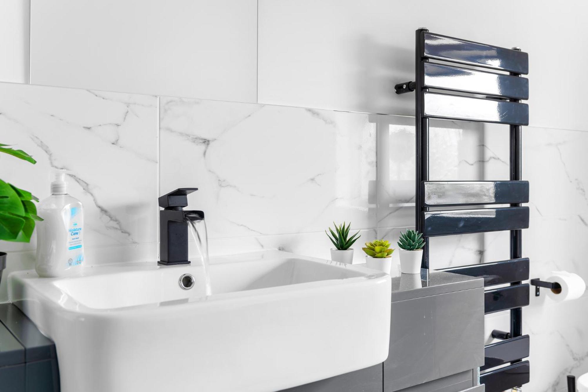 Stanion Luxurious 3 Bedroom Modern House Northamptonshire, Double, Twins, Single, Free Parking, Free Wi-Fi, Pets, Up To 8 Sleeps, 4 Smart Tvs Corby Eksteriør bilde