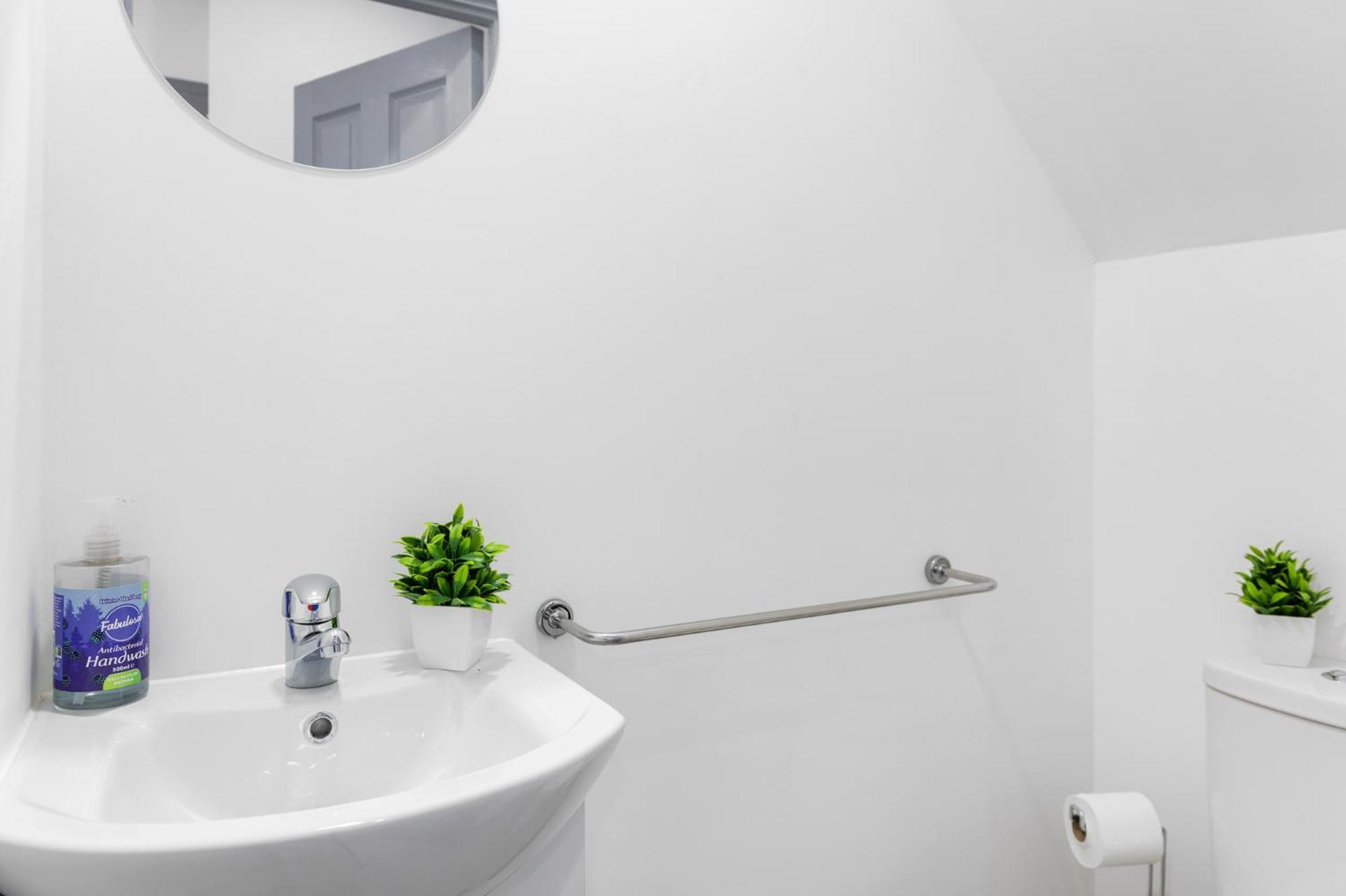 Stanion Luxurious 3 Bedroom Modern House Northamptonshire, Double, Twins, Single, Free Parking, Free Wi-Fi, Pets, Up To 8 Sleeps, 4 Smart Tvs Corby Eksteriør bilde